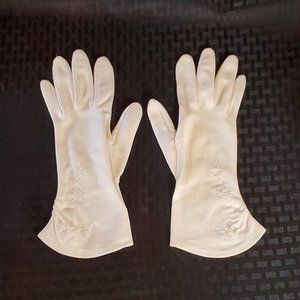 Vintage white embroidered gloves